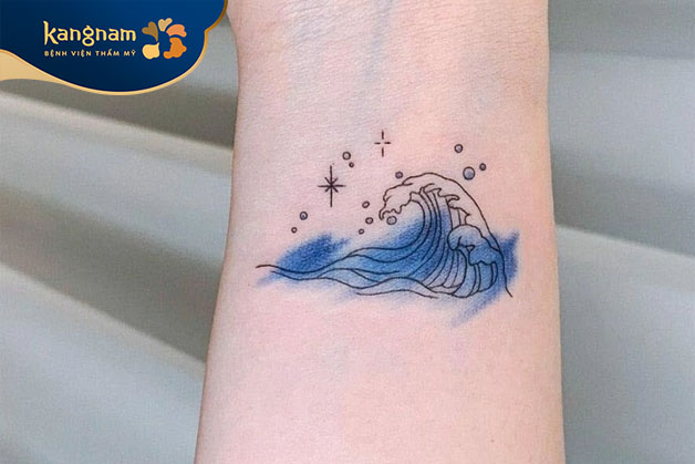 Tattoo sóng nước nhỏ gọn ở cổ tay