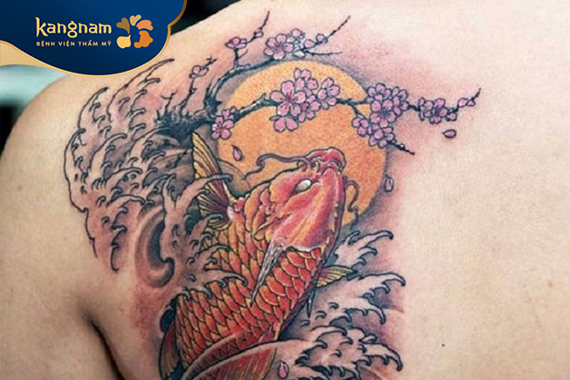 Tattoo sóng nước với cá chép và hoa anh đào