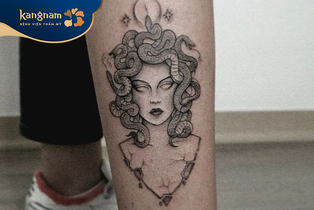 Tattoo Medusa ở chân