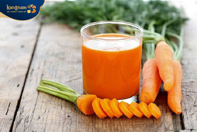 Nước ép cà rốt có chứa ít calo, giàu vitamin A, biotin và kali
