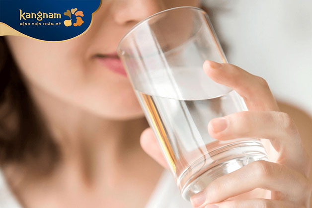 Uống nhiều nước để cung cấp đủ độ ẩm cho da
