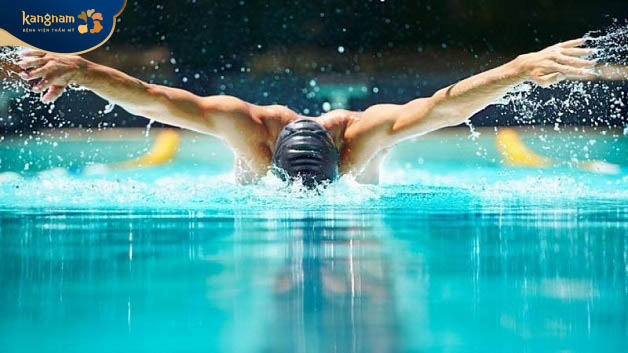 Bài tập giảm mỡ bụng cho nam giới - bơi lội sử dụng các động tác vận động toàn thân để di chuyển trong nước