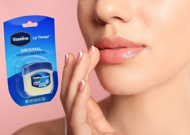 Thoa vaseline từ 1 - 2 lần mỗi ngày