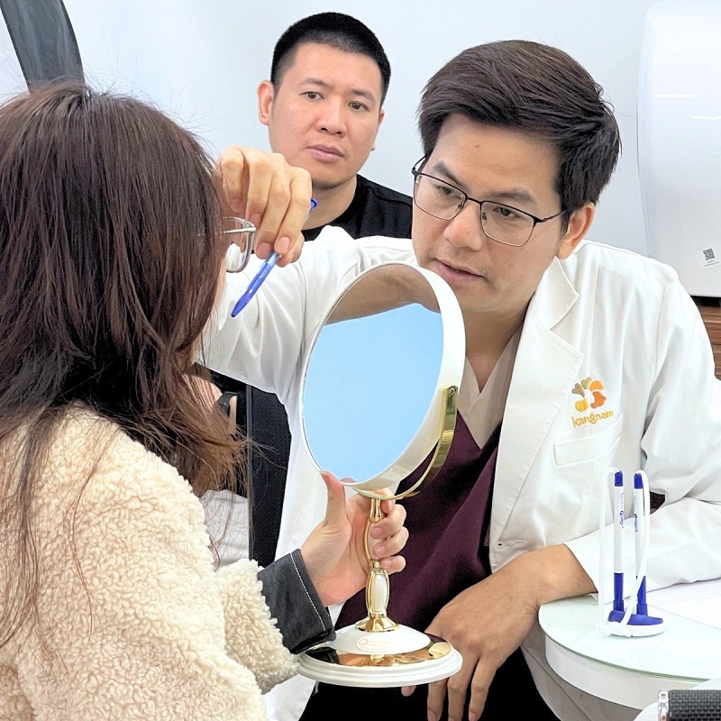 Bác sĩ Kangnam trực tiếp thăm khám, tư vấn cho khách hàng