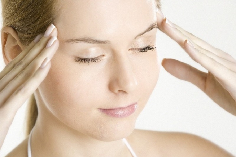Massage vùng mí để khắc phục tình trạng cắt mí không nhắm được mắt