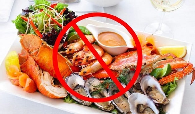Sau khi cắt mí khách hàng nên kiêng ăn hải sản