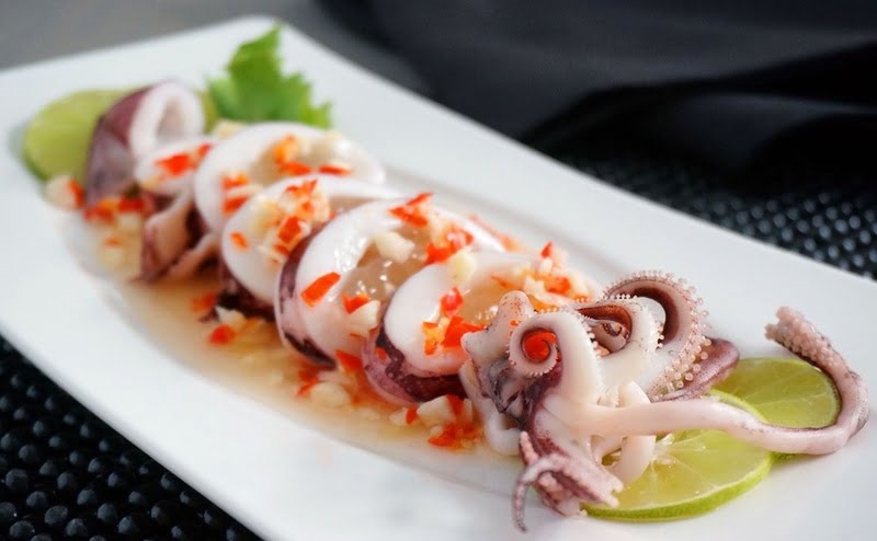 Mực, bạch tuộc cũng thuộc nhóm hải sản cần tránh sử dụng