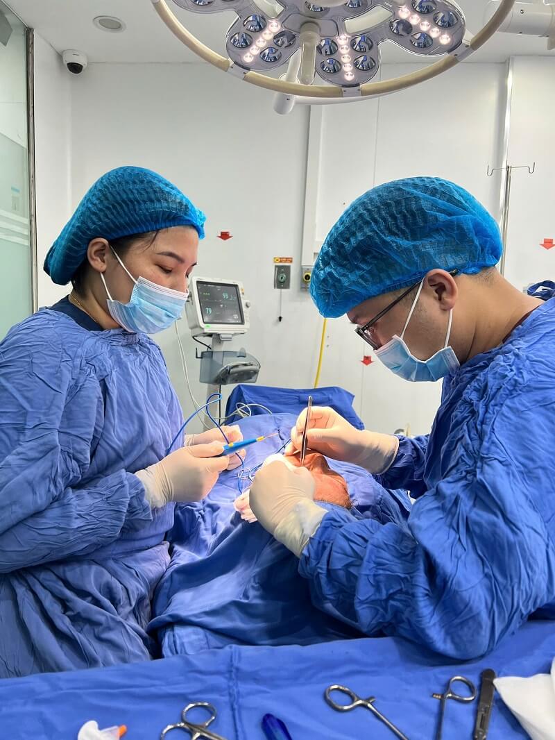 Trực tiếp bác sĩ chuyên khoa nhiều kinh nghiệm cắt mí cho khách hàng