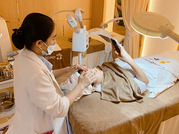 Thăm khám da liễu định kỳ giúp kiểm soát mụn đầu đen
