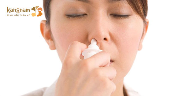 Sử dùng nước muối sinh lý để vệ sinh mũi sạch sẽ sau khi nâng mũi sụn sườn