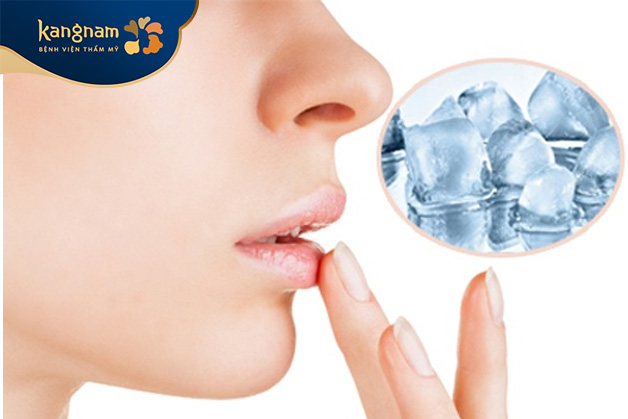 Chườm đá lạnh lên môi trong vòng 15-20 phút mỗi lần