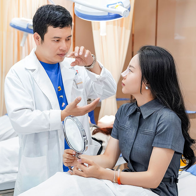 Tái khám đúng lịch hẹn để kiểm tra dáng mũi