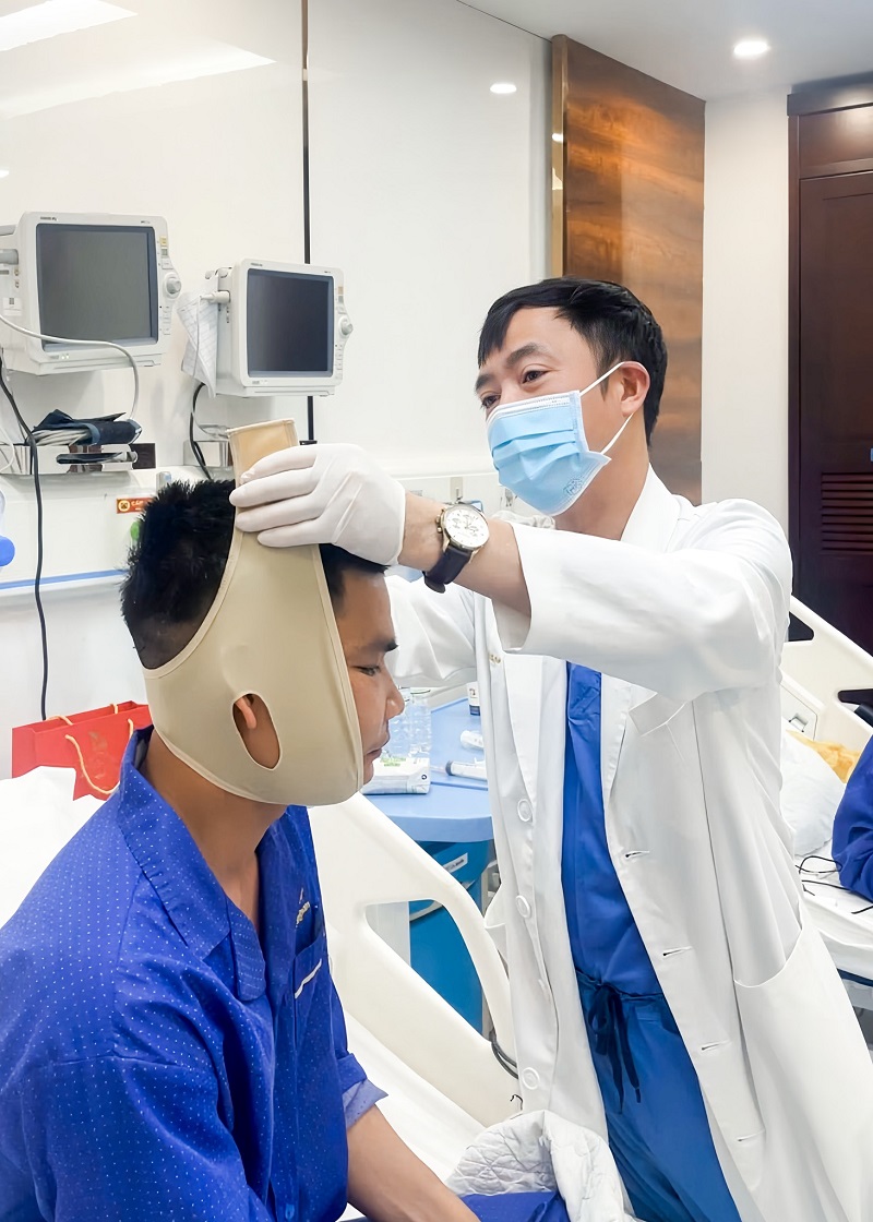 Nên đeo đai định hình, chăm sóc vết thương đúng cách