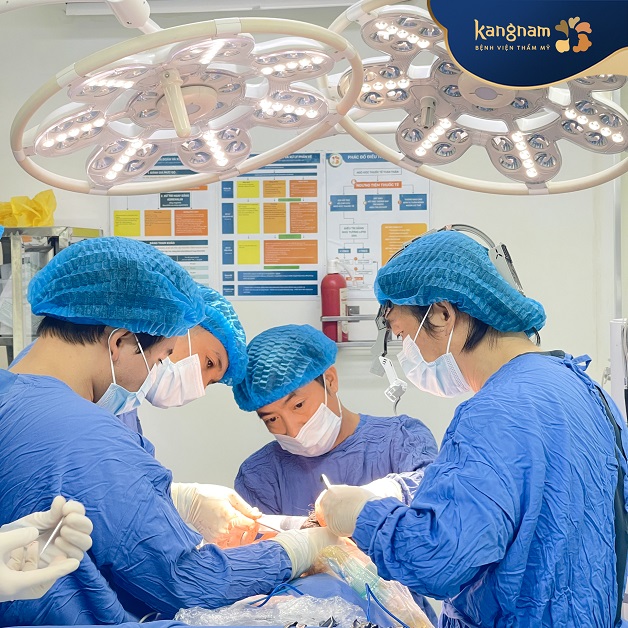Quá trình phẫu thuật được thực hiện trong phòng vô khuẩn