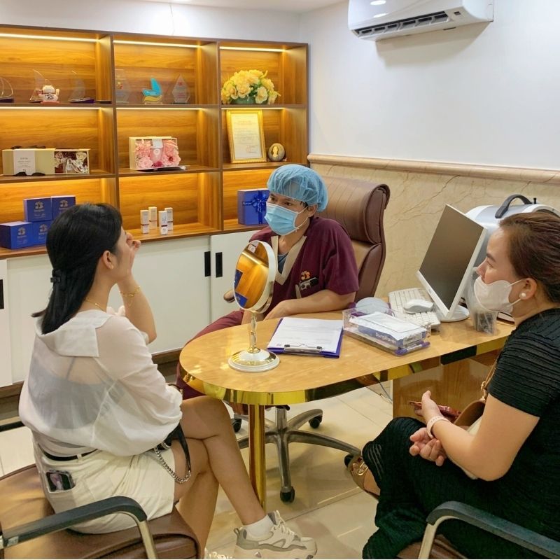 Khách hàng được tư vấn kỹ về dịch vụ