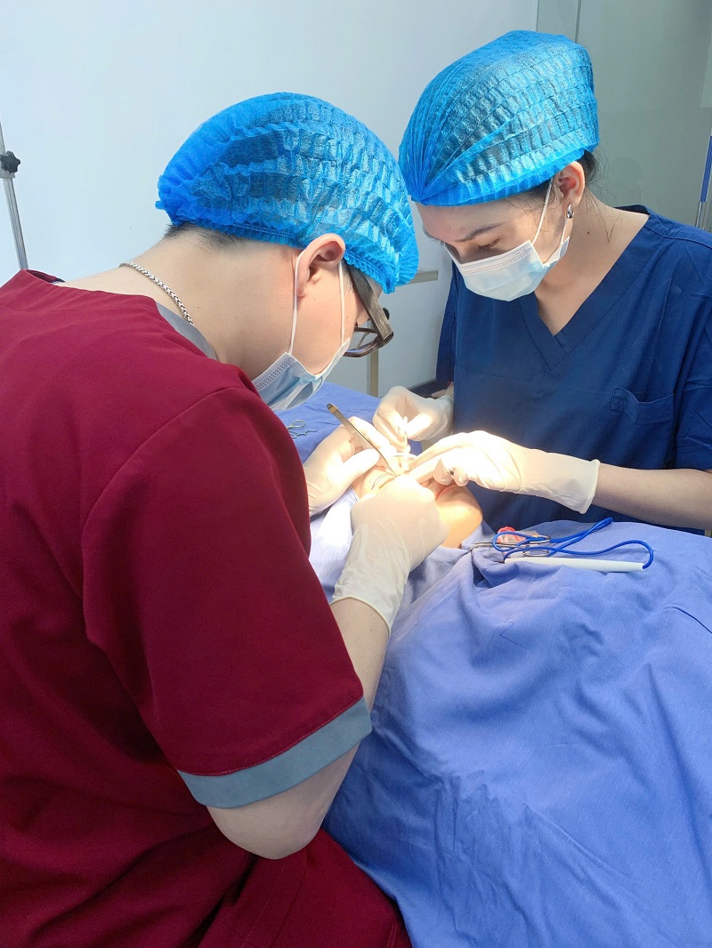 Trực tiếp các bác sĩ chuyên khoa thăm khám và thực hiện dịch vụ