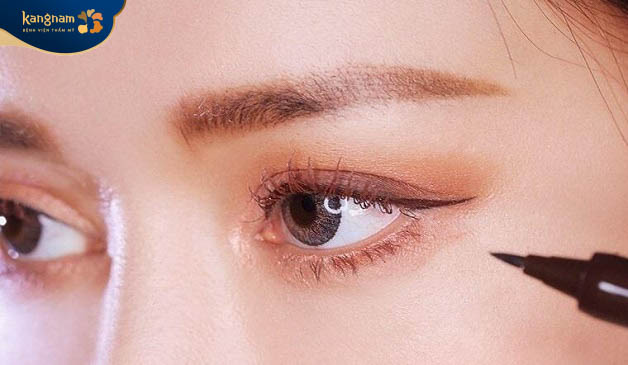 Kẻ đường eyeliner dày hơn bình thường