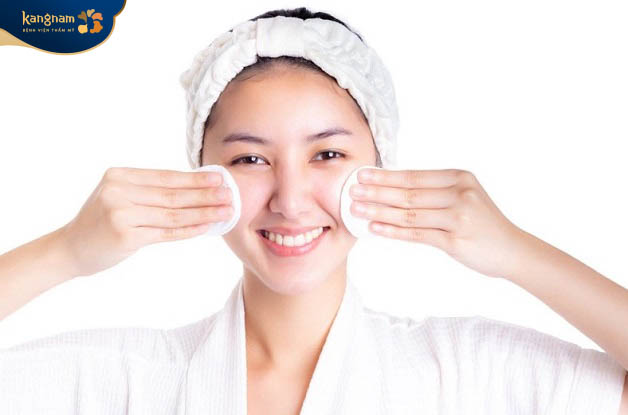 Dùng bông tẩy trang hoặc khăn bông mềm để làm sạch da mặt