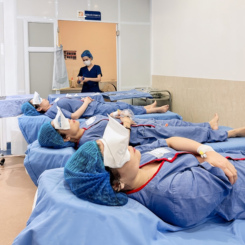 Khách hàng được chườm lạnh sau khi nâng mũi để giảm sưng