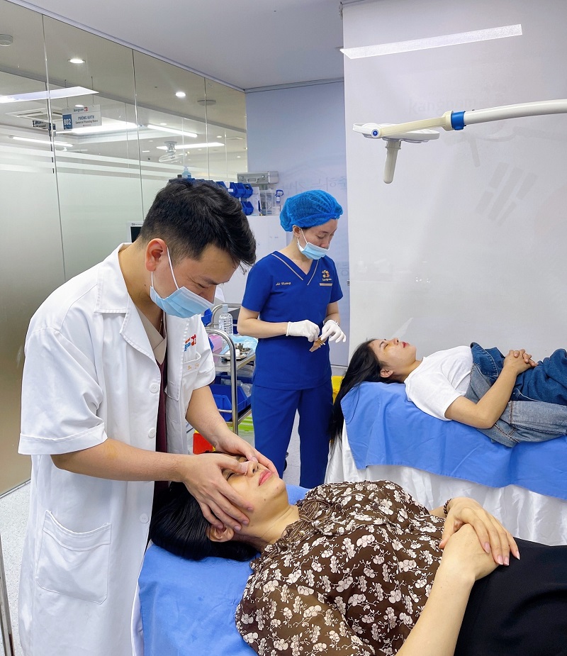 Tháo nẹp mũi cần được thực hiện bởi bác sĩ chuyên khoa