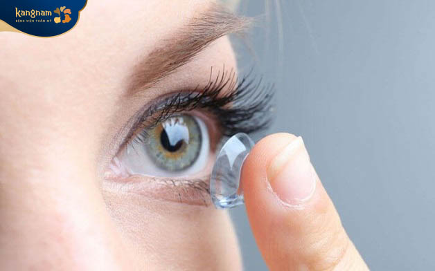 Sử dụng kính áp tròng là giải pháp tối ưu dành cho những người mới nâng mũi