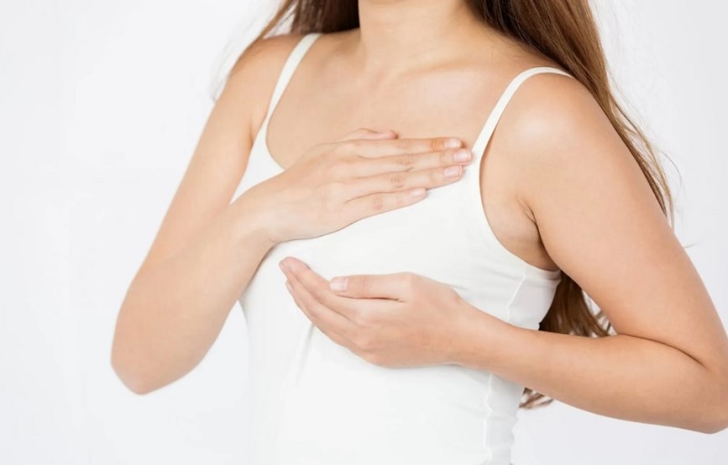 Massage ngực theo hướng dẫn của bác sĩ