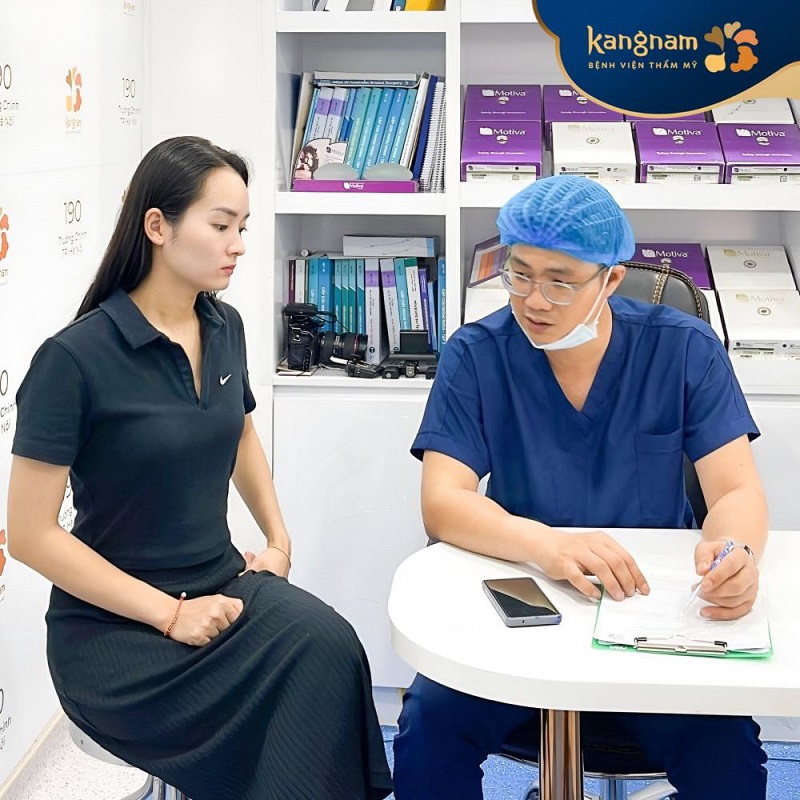 Tại Kangnam khách hàng được bác sĩ chuyên khoa thăm khám kỹ lưỡng