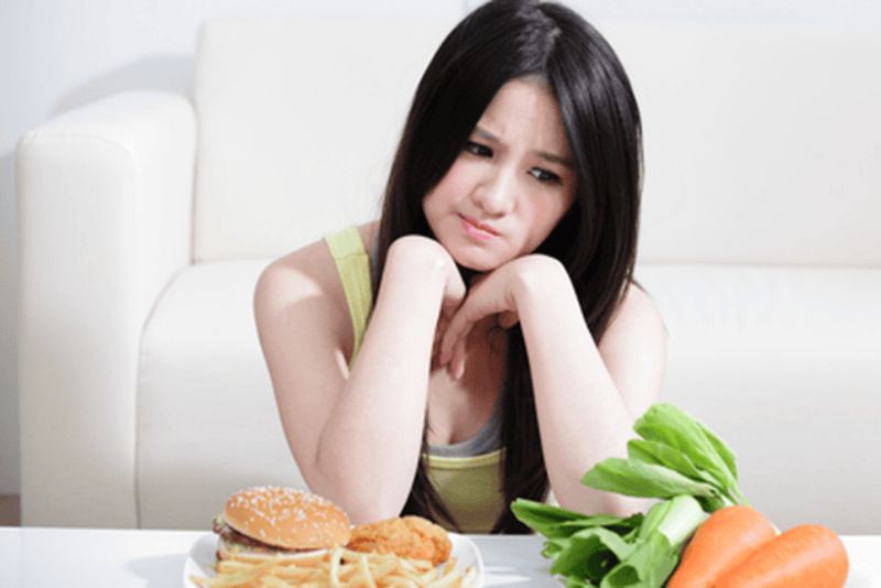Ăn thiếu chất khiến ngực chảy xệ