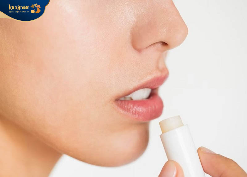Chăm sóc cho môi bằng son dưỡng ẩm