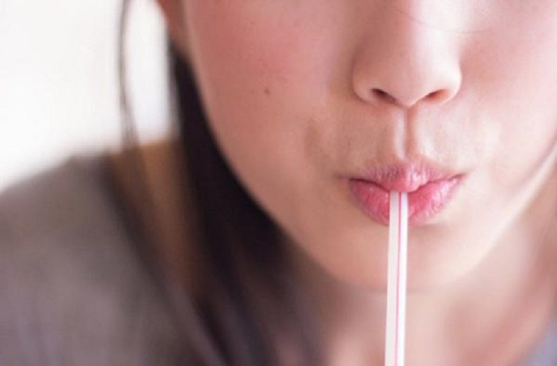 Nên dùng ống hút để tránh làm nước dính vào môi