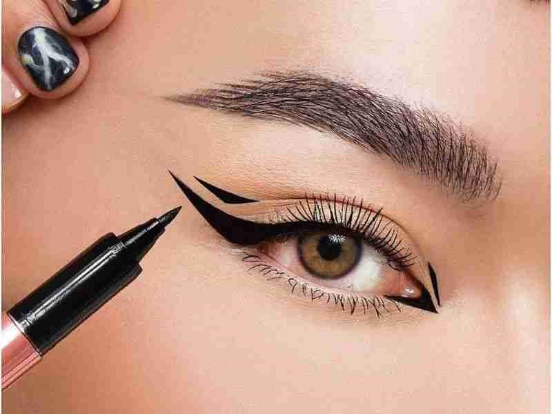 Không nên trang điểm quá sớm sau khi cắt mí