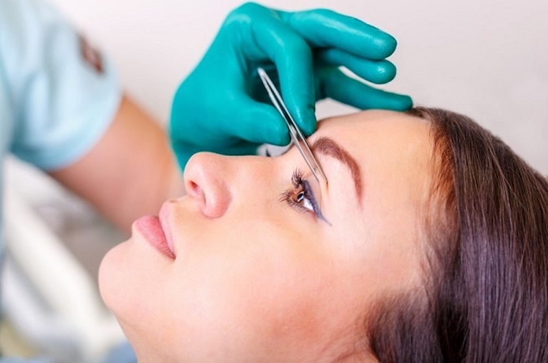 Việc trang điểm sớm có thể khiến mí mắt bị kích ứng lâu lành vết thương