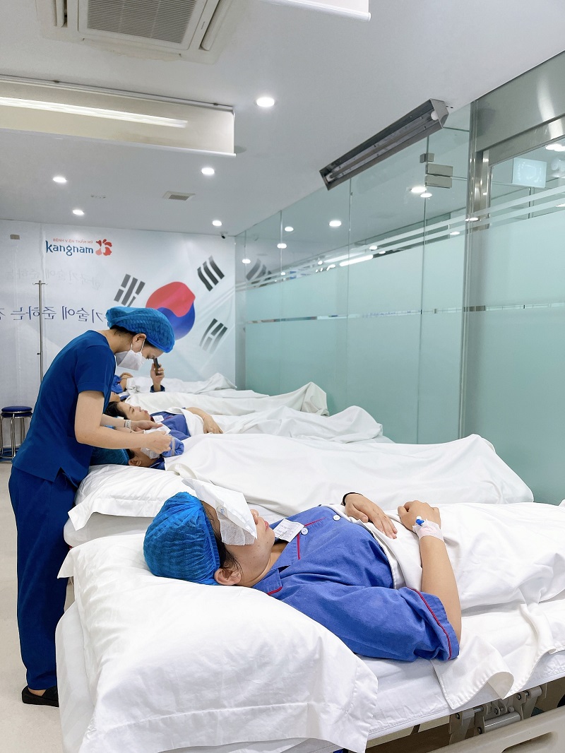 Tại Kangnam khách hàng sẽ được chăm sóc hậu phẫu chu đáo sau cắt mí