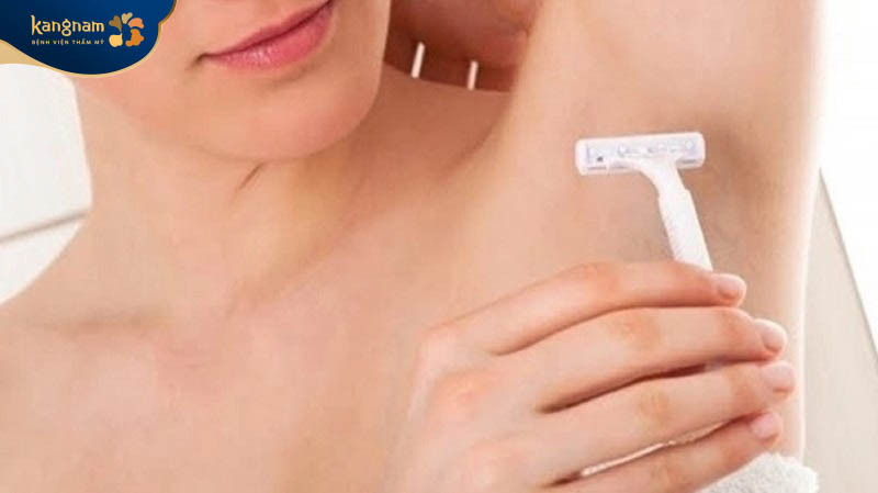 Thao tác cạo, nhổ lông nách có thể gây thâm sạm