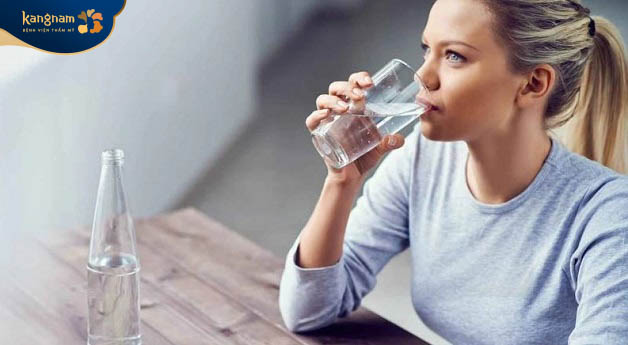 Uống đủ nước mỗi ngày để tăng cường trao đổi chất