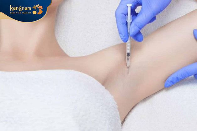 sử dụng kim tiêm nhỏ để tiêm botox vào từng điểm đã được đánh dấu