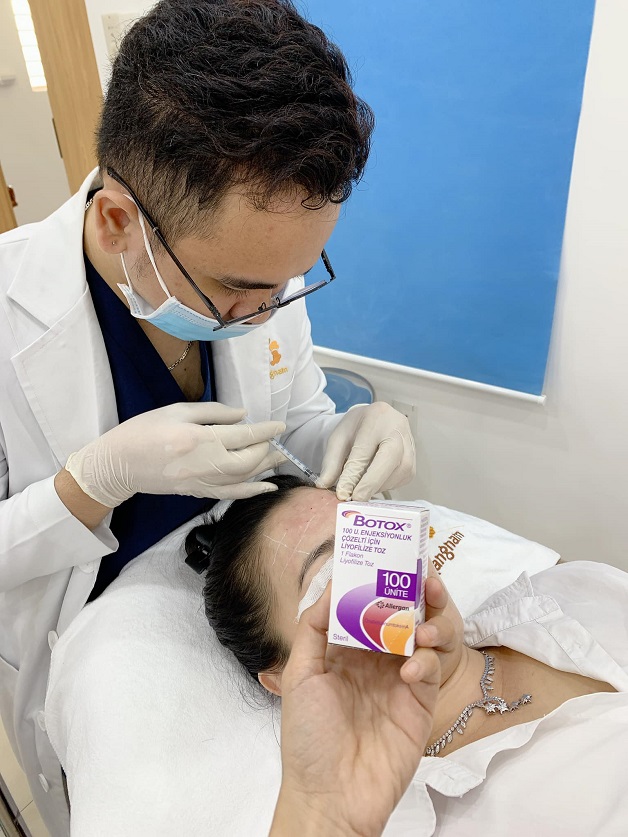 Bác sĩ tiến hành tiêm Botox