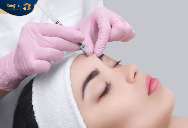 Tiêm Botox có tác dụng xóa các nếp nhăn vùng trán, cau mày