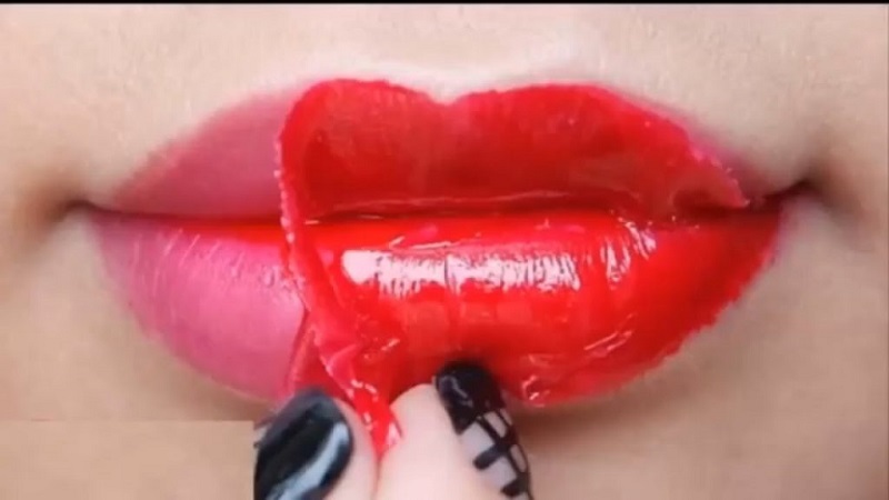 Chị em hãy để môi bong tự nhiên, không được bóc vảy