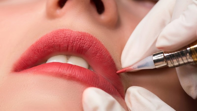 Kỹ thuật viên có chuyên môn, tay nghề cao sẽ thao tác xăm môi chính xác