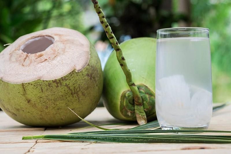 Khi môi đã bong vảy chị em có thể uống nước dừa