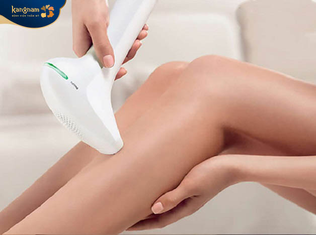 Tia laser chiếu lên vùng da có sẹo,  sẽ tác động trực tiếp vào các mô sẹo, phá vỡ cấu trúc collagen bị tổn thương