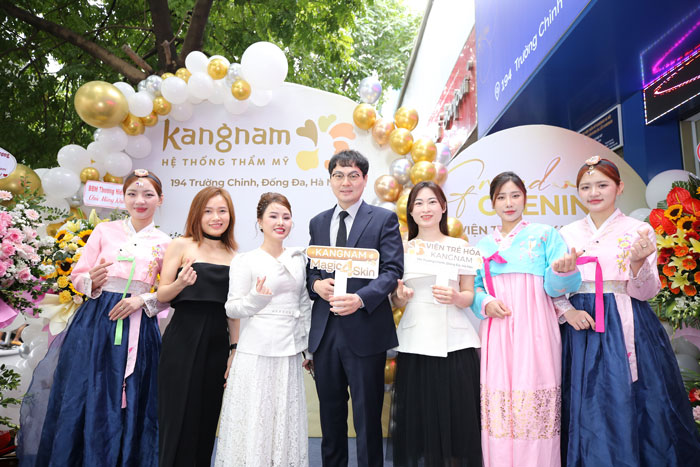 Chị Hồng Nhung, ông Kim Jae Seong (đứng giữa) và các khách mời tham dự buổi lễ khai trương Viện trẻ hóa Kangnam