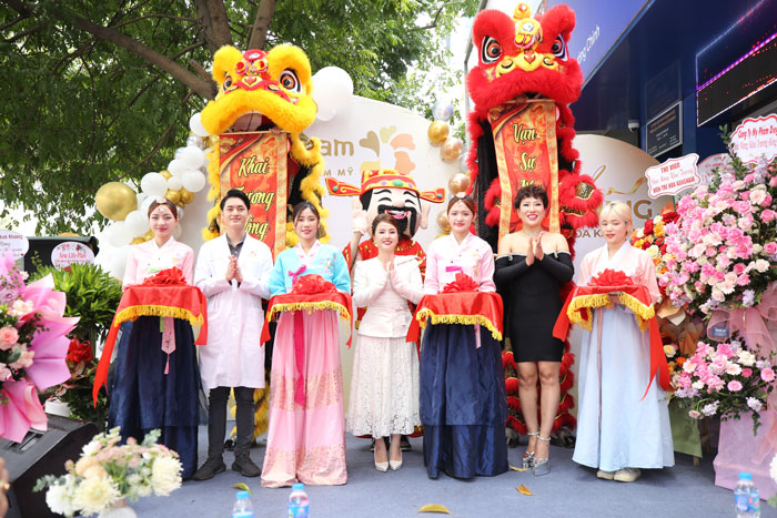 Chị Hồng Nhung - GĐĐH BVTM Kangnam Hà Nội gửi lời tri ân đến khách hàng trong buổi lễ khai trương