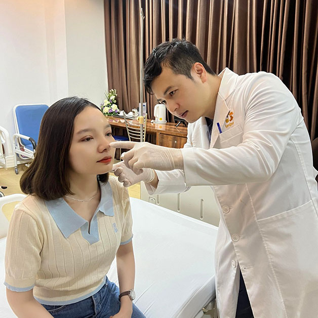 Dr.Harvey Nguyễn thăm khám mũi cho khách hàng