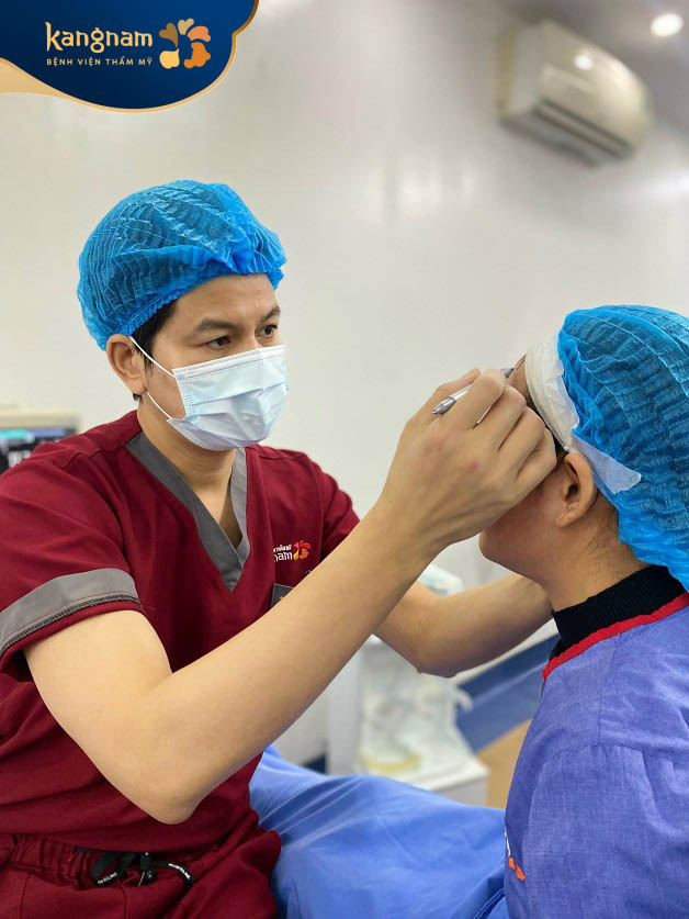 Bác sĩ Henry Nguyễn đang tiến hành đo vẽ, phác thảo, đánh dấu trên khuôn mặt khách hàng trước khi phẫu thuật