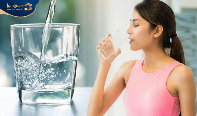 Uống nhiều nước để da nhanh phục hồi