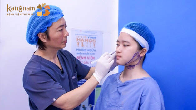 Dr.Richard Huy - Trưởng ekip Hành trình Lột xác trực tiếp thăm khám, phẫu thuật cho Thu Hường
