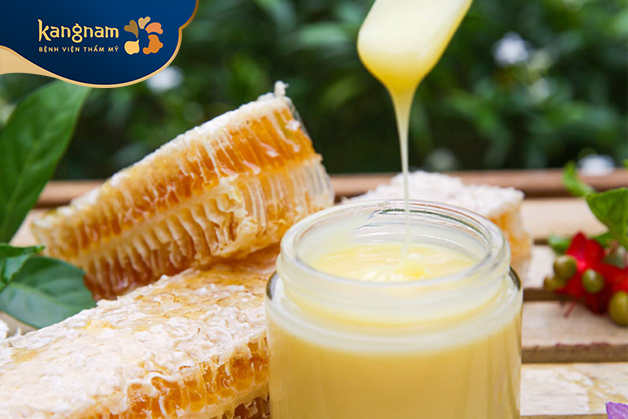 Trong sữa ong chúa chứa các thành phần gồm Axit amin, protein, Vitamin