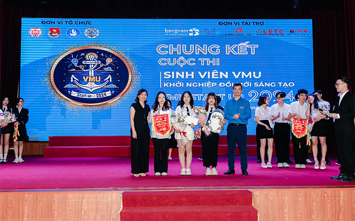 Giám đốc Viện thẩm mỹ Kangnam Hải Phòng (Góc bên trái) trao thưởng cho các bạn sinh viên VMU trong đêm chung kết